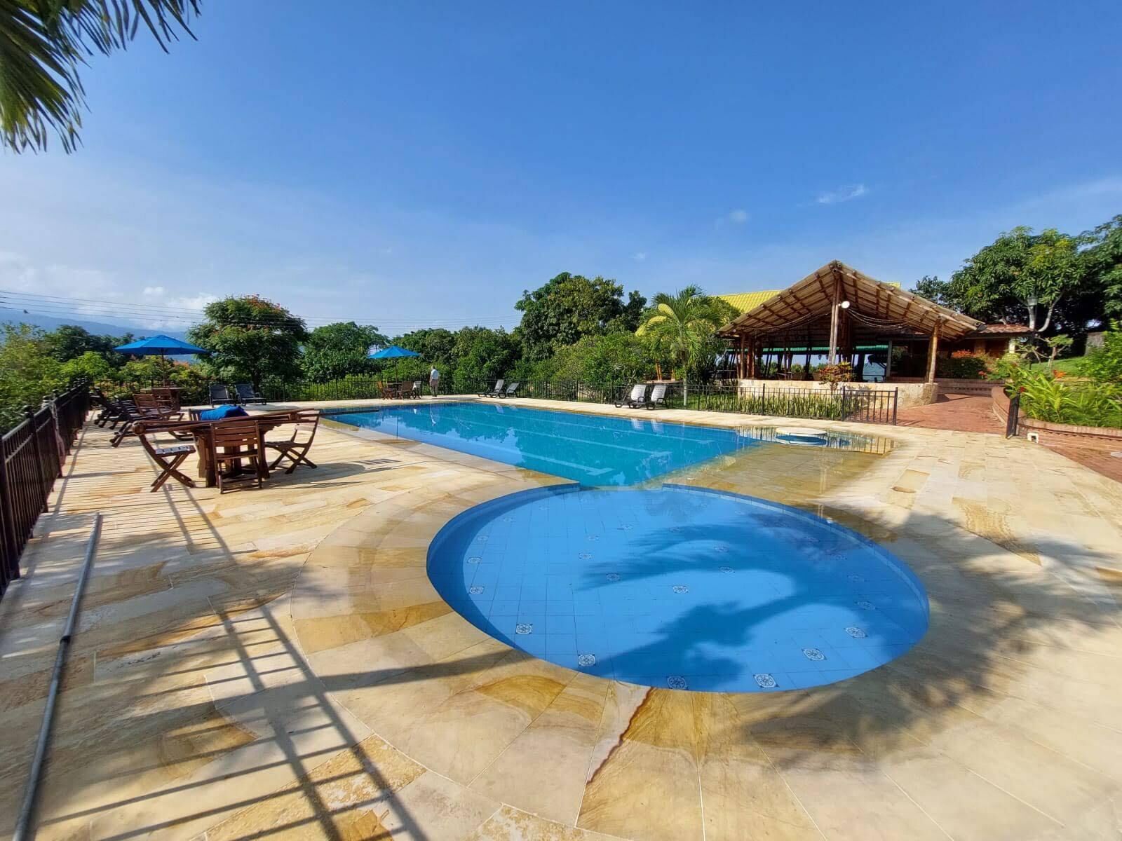 2 piscinas al aire libre