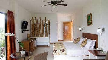 Suite, balcon, vue montagne | Coffres-forts dans les chambres, bureau