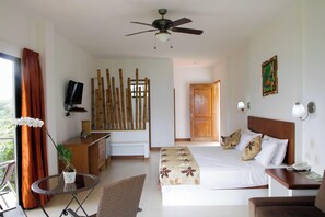 Suite, balcon, vue sur la montagne | Coffre-fort, bureau