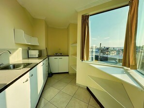 Microwave, coffee/tea maker, cookware/dishes/utensils - Deluxe Suite - Airport GYE (Guayaquil)