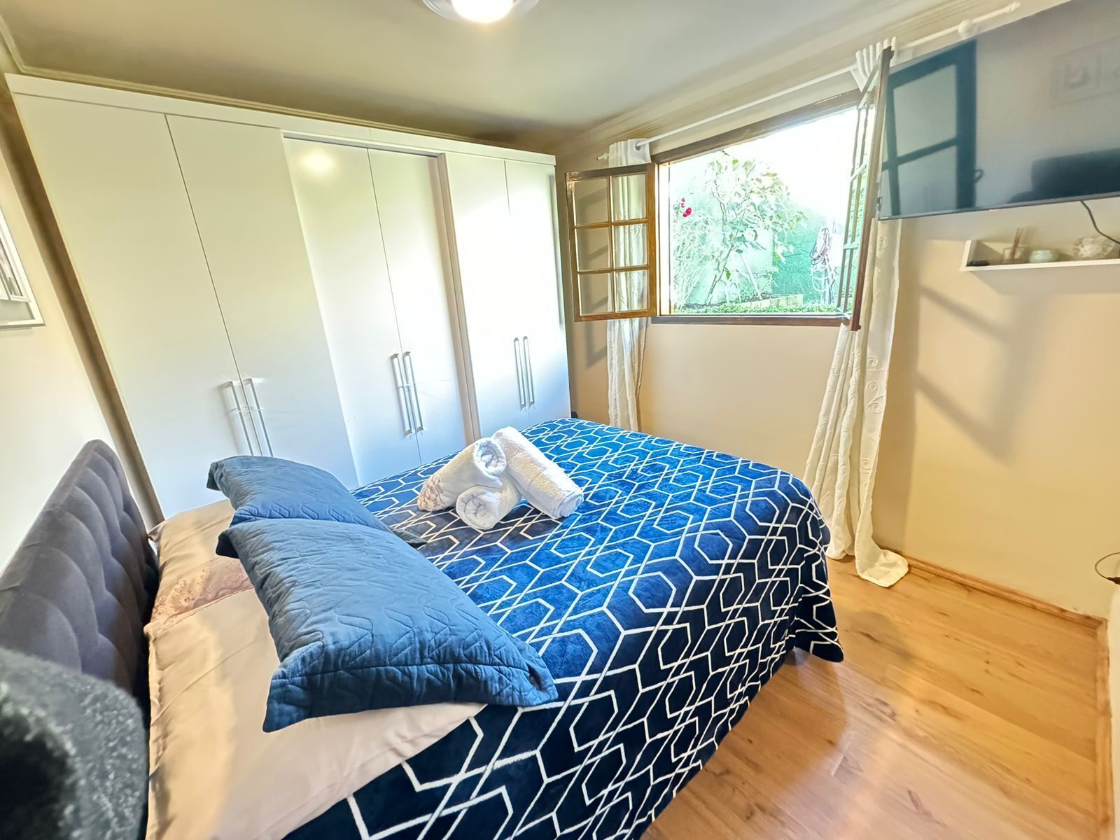 3 habitaciones, cortinas blackout y sistema de insonorización 