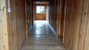 A wooden hallway with a wooden door at the end. - Sanjiang Qingtian Yuese Homestay (Sanjiang)