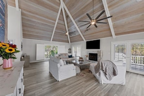 Smart TV - Waterfront Retreat: Fish, Kayak,Paddleboard on Property +Pool/Spa-Heat available (Englewood)