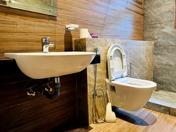 Deluxe Double Room | Bathroom | Free toiletries, towels, soap, toilet paper
