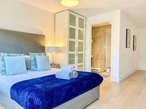 3 bedrooms, desk, iron/ironing board, WiFi
