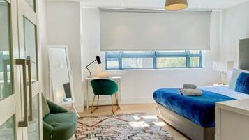 3 makuuhuonetta, työpöytä, silitysrauta/-lauta, Wi-Fi