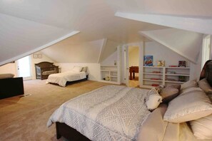 3 bedrooms, iron/ironing board, WiFi, bed sheets - Our Laffin' Place (Chillicothe)