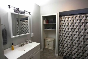 Haartrockner, Handtücher, Seife, Toilettenpapier