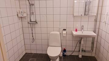 Douche, sĂšche-cheveux, bidet, serviettes fournies