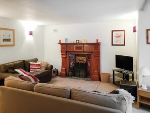 Fireplace - 3 bedroom accommodation in Eyemouth (Eyemouth)