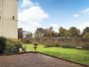 Property grounds - 3 bedroom accommodation in Eyemouth (Eyemouth)