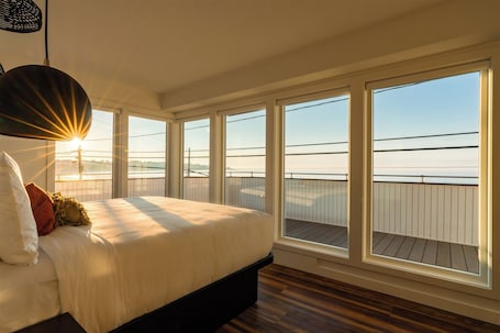 Glass Corner Ocean Facing King, Second Floor | Hypo-allergenic bedding, pillowtop beds, individually decorated