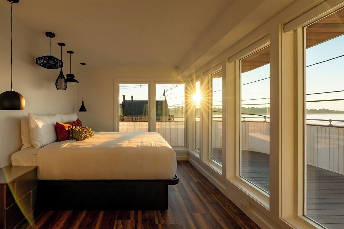 Glass Corner Ocean Facing King, Second Floor | 거실 공간 | TV