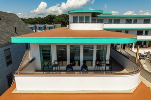 Glass Corner Ocean Facing King, Second Floor | Útsýni af svölum