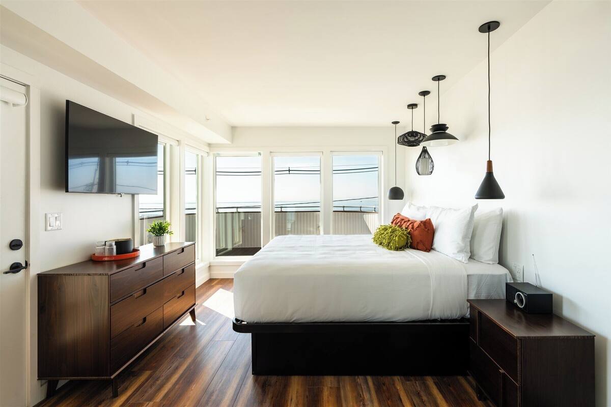 Glass Corner Ocean Facing King, Third Floor | 거실 공간 | TV