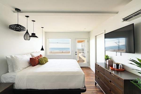 Inside Corner King, Third Floor | Living area | TV