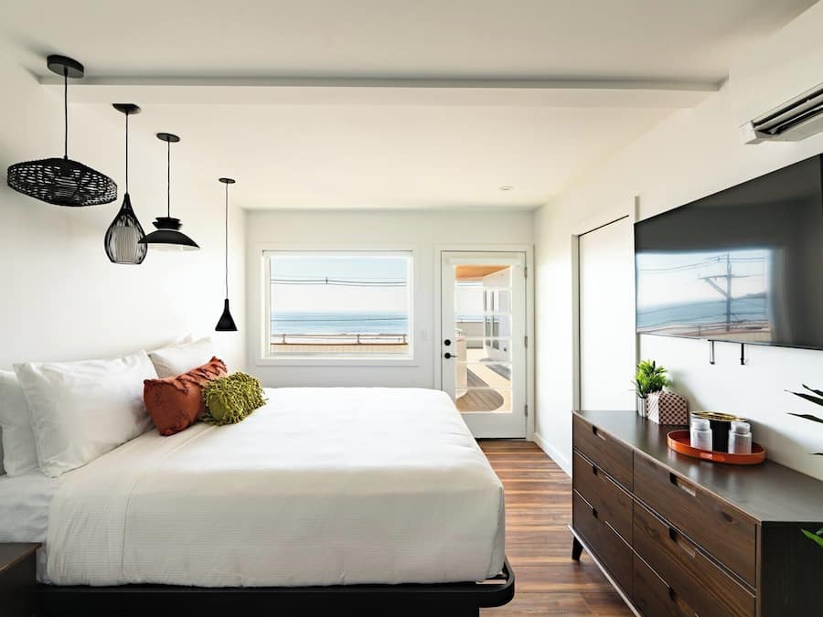 Inside Corner King, Third Floor | Area keluarga | TV