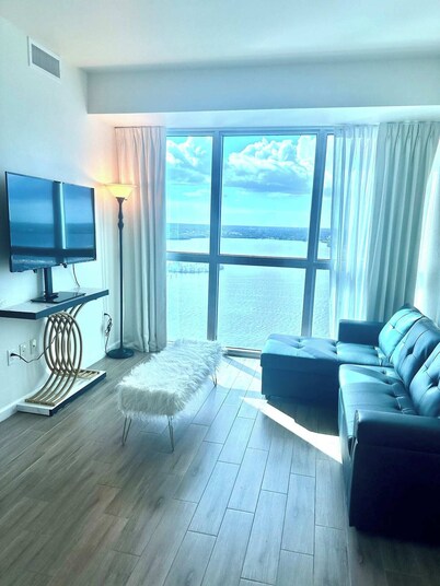 Luxe Penthouse Waterfront Loft