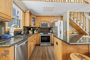 冷蔵庫、電子レンジ、オーブン、コンロ