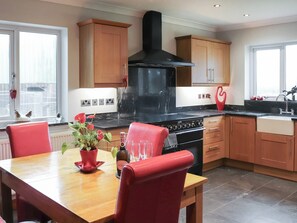 Oppvaskmaskin og høy barnestol