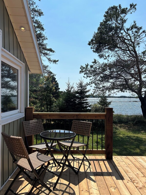 Outdoor dining - Cozy waterfront cottage (Stratford)