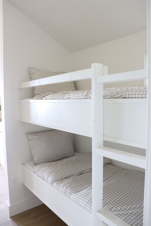 1 bedroom, WiFi, bed sheets - Cozy waterfront cottage  (Stratford)