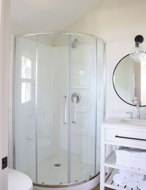 Dusche, Haartrockner, Handtücher, Seife