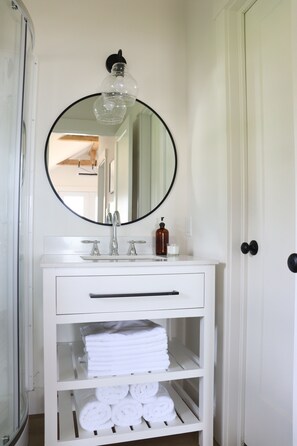 Dusche, Haartrockner, Handtücher, Seife