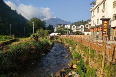 Property grounds. Shanlirenjia Inn Sanqingshan