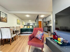 Appartement Luxe, balcon, vue ville | Coin séjour | Télévision à écran plat de 50 pouces avec chaînes numériques, télévision