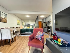 Luxury-Apartment, Balkon, Stadtblick | Wohnbereich