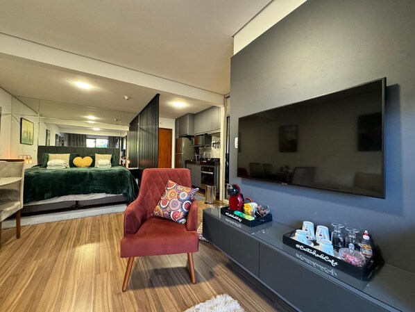 Luxury-Apartment, Balkon, Stadtblick | Wohnbereich