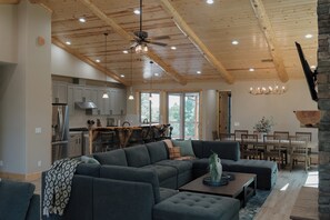 Smart TV, caminetto, tavolo da ping pong