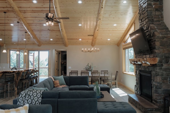 Smart TV, chimenea y tenis de mesa