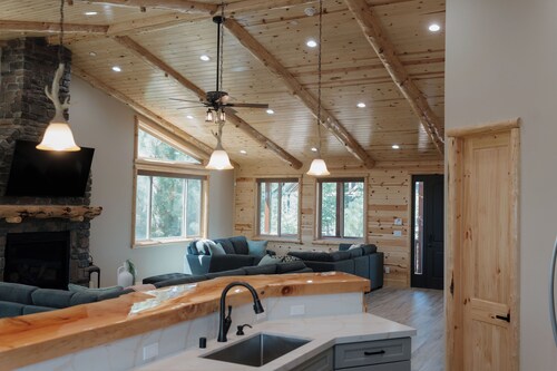 Luxurious & Spacious Family Mountain Retreat in Big Bear with Game & Movie Rooms