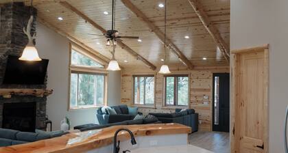 Luxurious & Spacious Family Mountain Retreat in Big Bear with Game & Movie Rooms