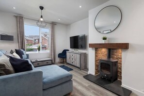 Een smart-tv en een open haard