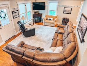 Een smart-tv, een open haard en boeken