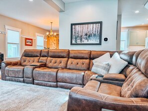 Een smart-tv, een open haard en boeken