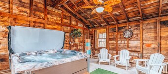 Location!Location!Pets & hot tub