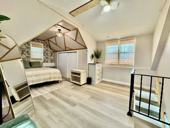 2 bedrooms, desk, WiFi, bed sheets