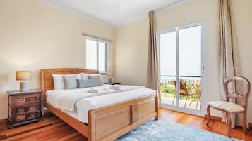 3 habitaciones, tabla de planchar con plancha y cuna de viaje