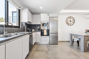 Frigorífico, microondas, horno y placa de cocina