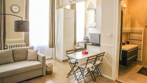 Smart TV y chimenea 