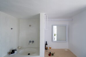 Douche, serviettes fournies, savon, shampoing