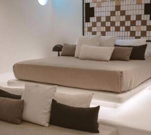 2 bedrooms, in-room safe, iron/ironing board, free WiFi