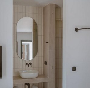 Douche, serviettes fournies, savon, shampoing