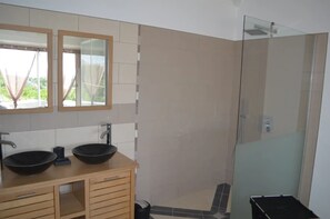 Dusche, Haartrockner, Handtücher, Toilettenpapier