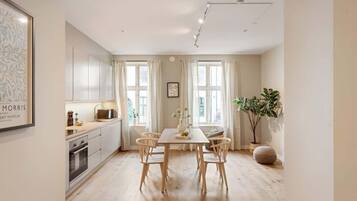 Fridge, microwave, stovetop, dishwasher