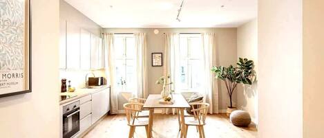 Réfrigérateur, micro-ondes, plaque de cuisson, lave-vaisselle